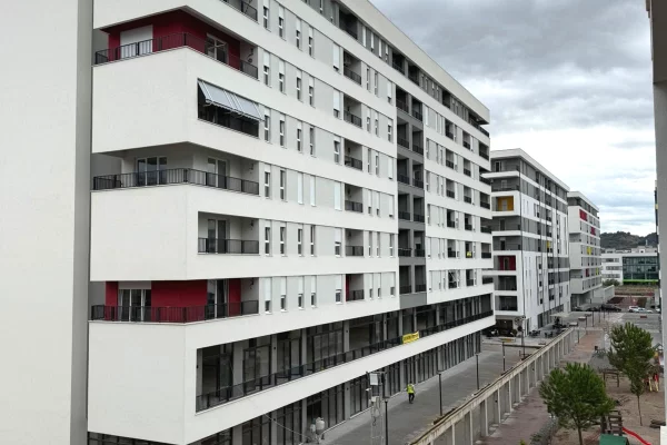 Shtepi ne shitje Apartament ne Tirane, 2+1, Mobilimi Bosh, pa mobiluar, Pagesa 149,000  Euro.