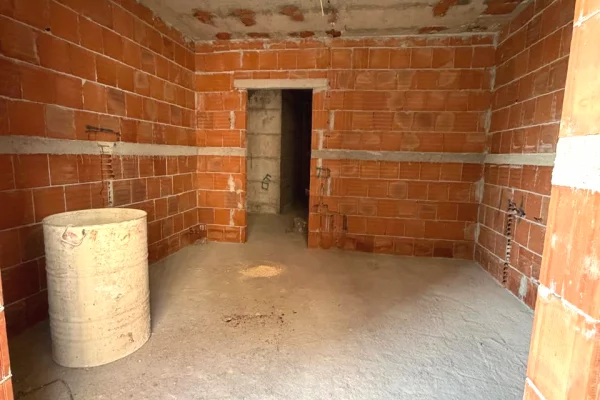 Shtepi ne shitje Apartament ne Tirane, 1+1, Mobilimi Bosh, pa mobiluar, Pagesa 69,479  Euro.
