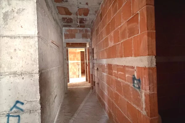 Shtepi ne shitje Apartament ne Tirane, 1+1, Mobilimi Bosh, pa mobiluar, Pagesa 69,479  Euro.