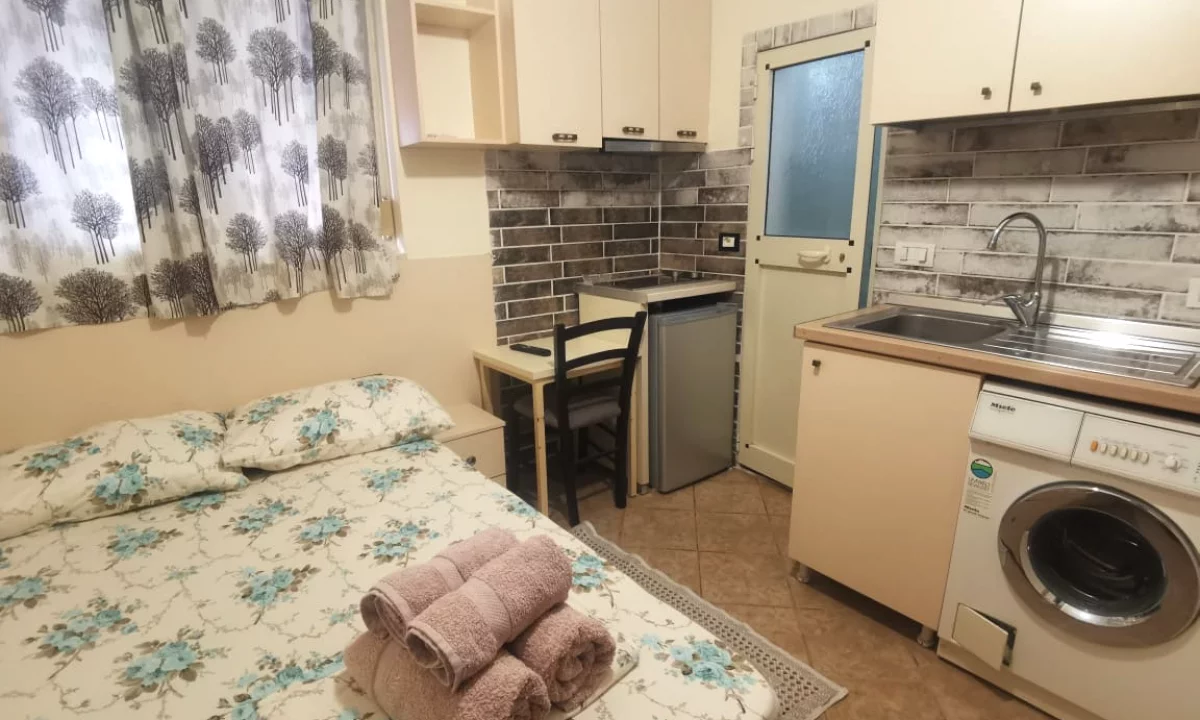 Shtepi me qera Apartament ne Tirane, Garsoniere, Mobilimi E mobiluar, Pagesa 35,000  Leke.