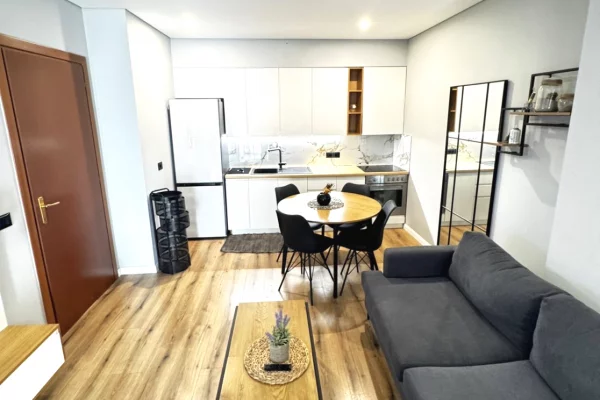 Apartament 2+1 me qera ,tek 21 Dhjetori,,