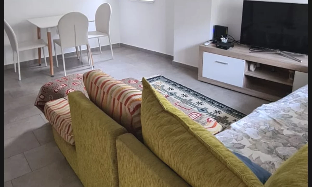 Shtepi me qera Apartament ne Tirane, 1+1, Mobilimi E mobiluar, Pagesa 50,000  Leke.