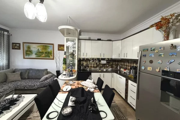 Appartamento in vendita a Tirana 2+1, Arredato