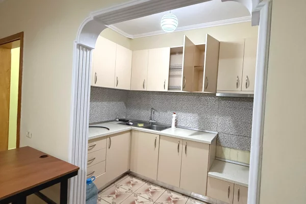 Appartamento in vendita a Tirana 1+1, SemiArredato