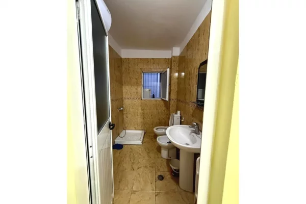 Appartamento in vendita a Tirana 1+1, SemiArredato