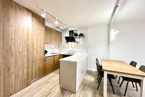 Appartamento in affitto a Tirana 2+1, Arredato