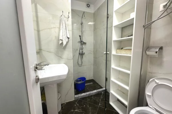 Shtepi ne shitje Apartament ne Tirane, 1+1, Mobilimi Pjeserisht e mobiluar, Pagesa 140,000  Euro.