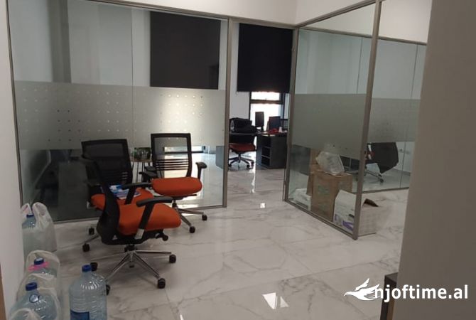 Ambiente Commerciale in Affitto 3+1 a Tirana - 1,000 Euro