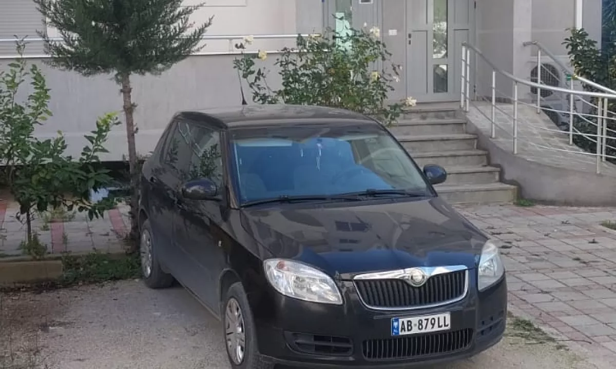 Auto in Vendita a Valona, Skoda, 2009 Benzine,Kambio Manual Pagamento 2,800  Euro.