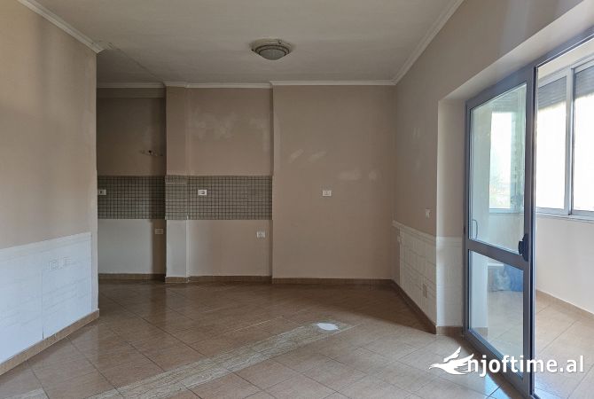 Ambiente Commerciale in Affitto 3+1 a Tirana - 600 Euro