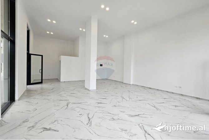 Ambiente Commerciale in Affitto 3+1 a Tirana - 1,200 Euro