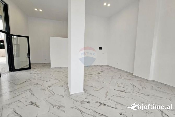 Ambiente Commerciale in Affitto 3+1 a Tirana - 1,200 Euro