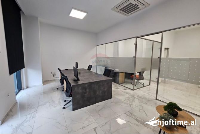 Ambiente Commerciale in Affitto 3+1 a Tirana - 1,000 Euro