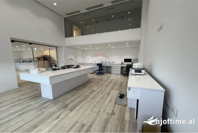 Ambiente Commerciale in Affitto 3+1 a Tirana - 1,500 Euro