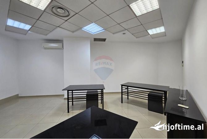 Ambiente Commerciale in Affitto 3+1 a Tirana - 600 Euro