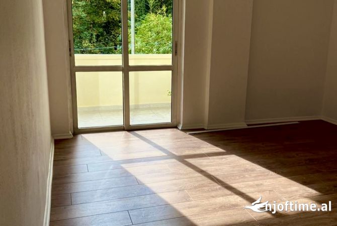 Ambiente Commerciale in Affitto 3+1 a Tirana - 700 Euro