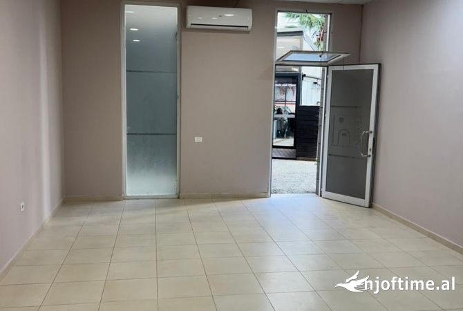 Ambiente Commerciale in Affitto 1+1 a Tirana - 30,000 Leke