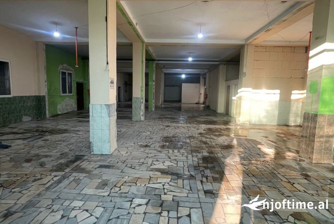 Ambiente Commerciale in Affitto 4+1 a Tirana - 2,500 Euro