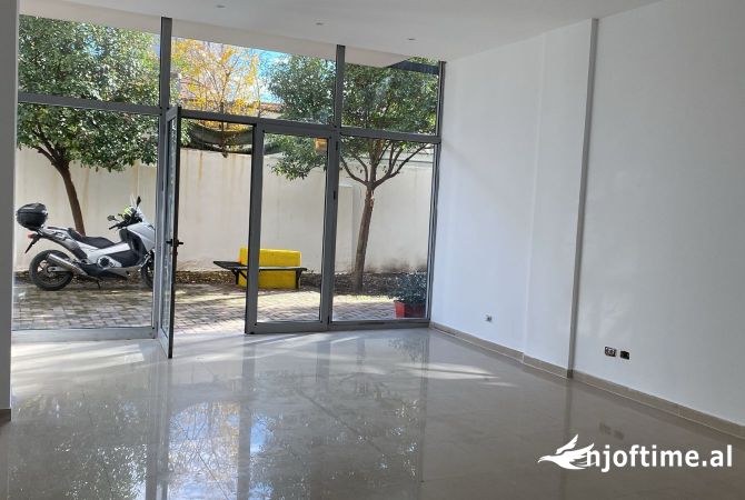 Ambiente Commerciale in Affitto 1+1 a Tirana - 420 Euro