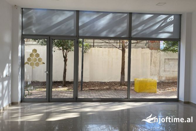 Ambiente Commerciale in Affitto 1+1 a Tirana - 420 Euro