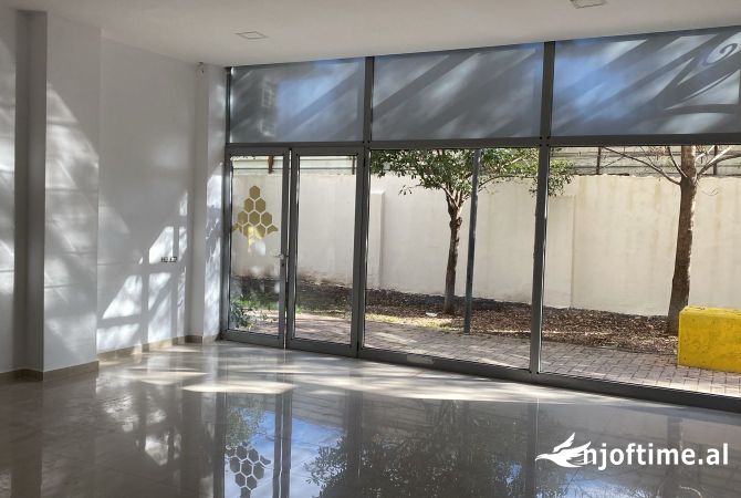 Ambiente Commerciale in Affitto 1+1 a Tirana - 420 Euro