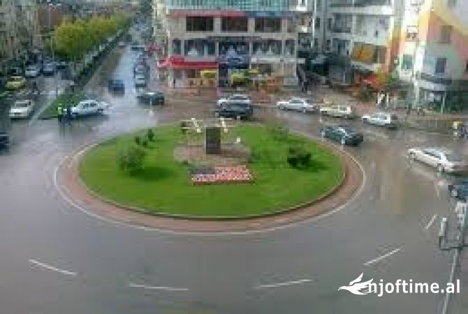 Ambiente Commerciale in Affitto 1+1 a Tirana - 1,200 Euro