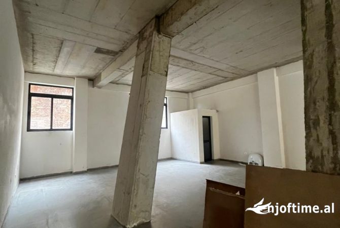 Ambiente Commerciale in Affitto 1+1 a Tirana - 2,000 Euro