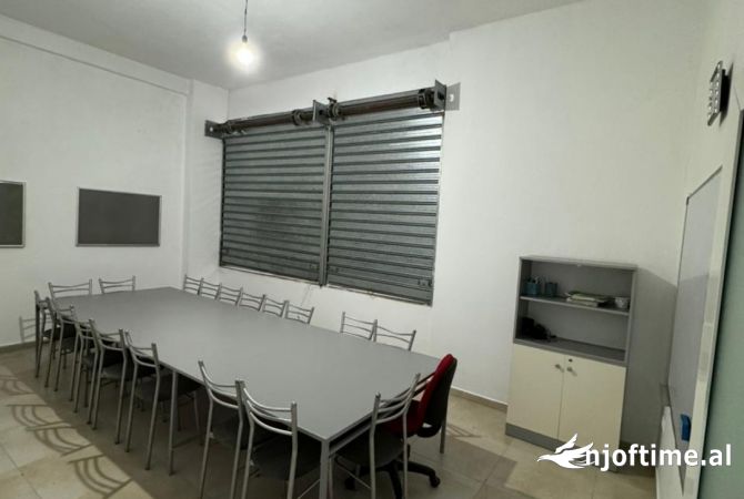 Shitet qender kursesh.