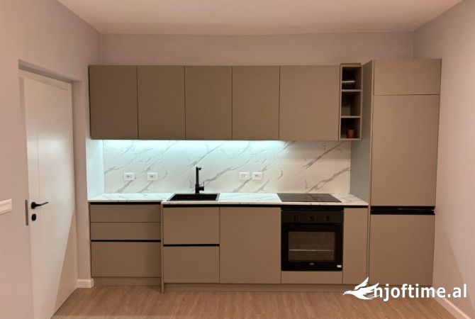 Ambiente Commerciale in Affitto 1+1 a Tirana - 700 Euro