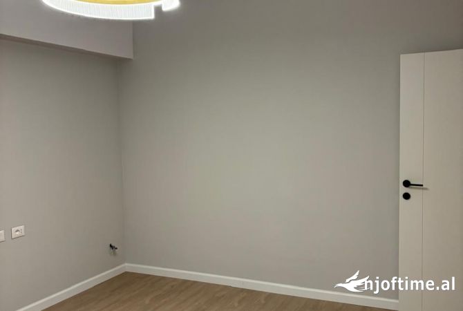 Ambiente Commerciale in Affitto 1+1 a Tirana - 700 Euro