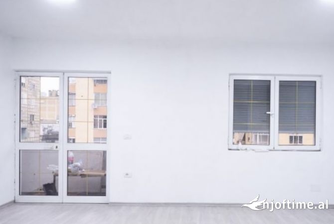 Ambiente Commerciale in Affitto 1+1 a Tirana - 100,000 Leke