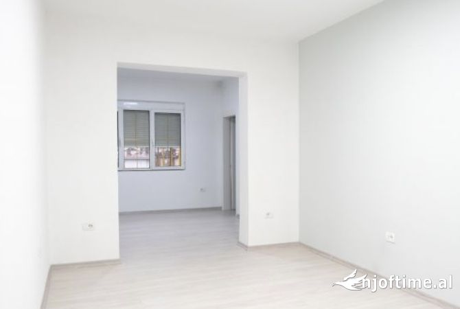 Ambiente Commerciale in Affitto 1+1 a Tirana - 100,000 Leke