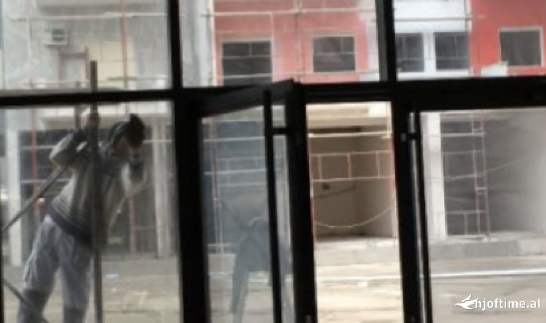 Shitet dyqan tek kompleksi golden park, perballe amerikan 3 Tirane