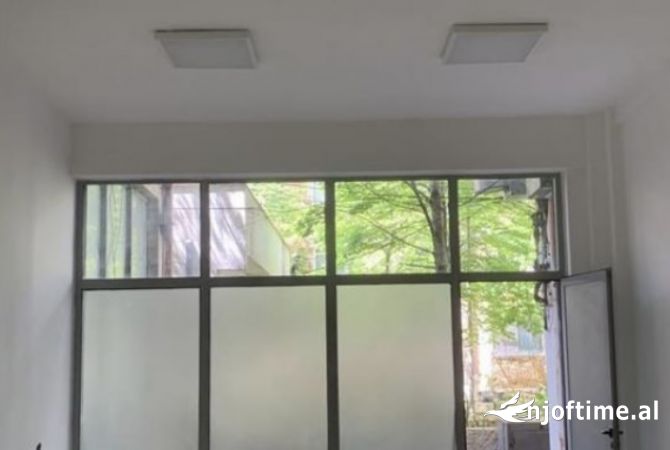 Ambiente Commerciale in Vendita 1+1 a Tirana - 185,000 Euro