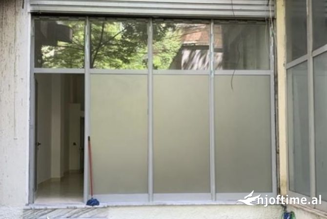 Ambiente Commerciale in Vendita 1+1 a Tirana - 185,000 Euro