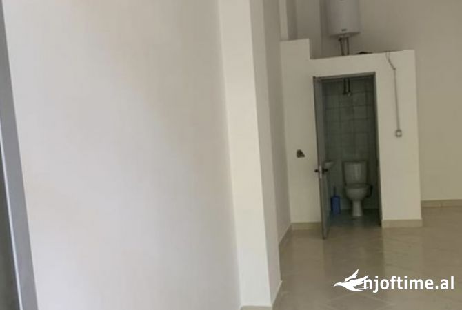 Ambiente Commerciale in Vendita 1+1 a Tirana - 185,000 Euro