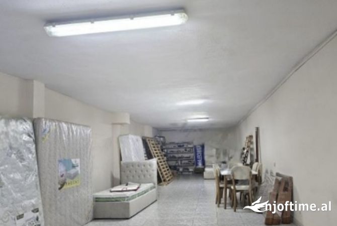 Ambiente Commerciale in Vendita 1+1 a Tirana - 100,000 Euro