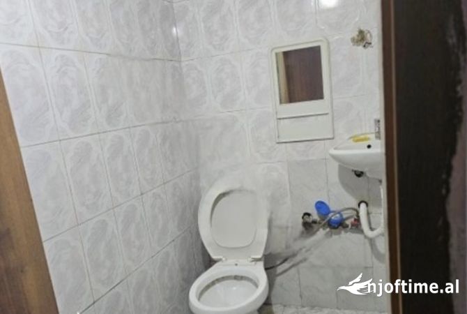 Ambiente Commerciale in Vendita 1+1 a Tirana - 100,000 Euro