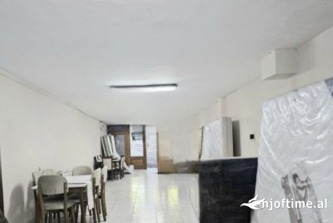 Ambiente Commerciale in Vendita 1+1 a Tirana - 100,000 Euro