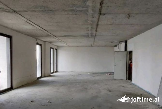 Ambiente Commerciale in Affitto 1+1 a Tirana - 2,000 Euro