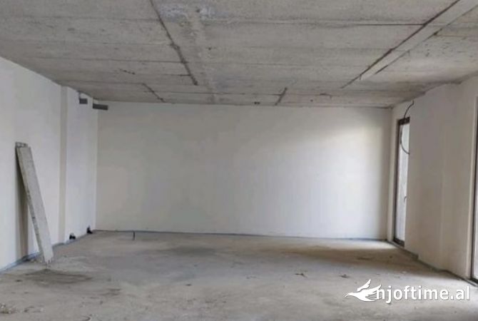 Ambiente Commerciale in Affitto 1+1 a Tirana - 2,000 Euro