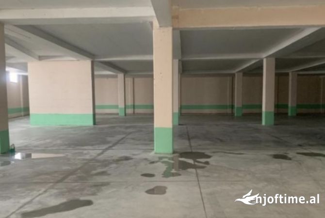 Ambiente Commerciale in Affitto 4+1 a Tirana - 4,500 Euro