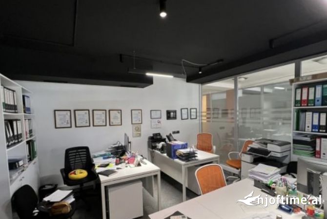 Ambiente Commerciale in Affitto 3+1 a Tirana - 550 Euro