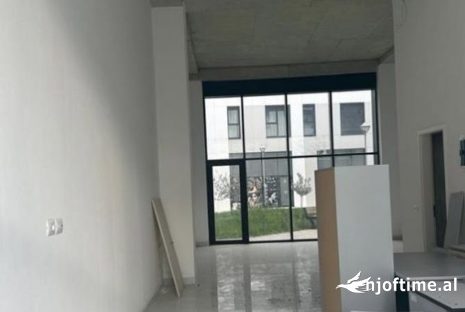 Ambiente Commerciale in Affitto 1+1 a Tirana - 80,000 Leke