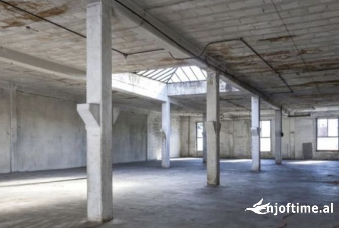 Ambiente Commerciale in Affitto 4+1 a Tirana - 2,500 Euro