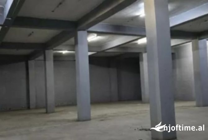 Ambiente Commerciale in Affitto 4+1 a Tirana - 2,500 Euro