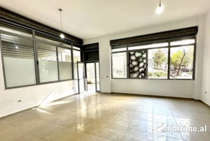 Ambiente Commerciale in Vendita 1+1 a Tirana - 59,000 Euro