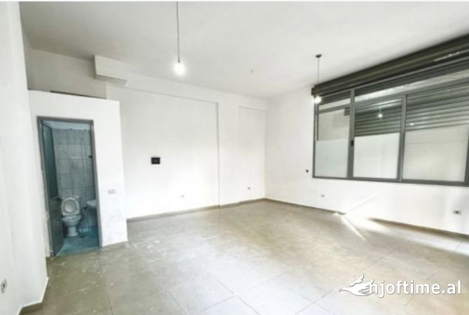 Ambiente Commerciale in Vendita 1+1 a Tirana - 59,000 Euro