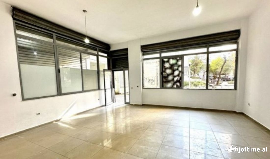 Shitet dyqan 50 m2 ne Yzberisht, rruga joklin persi Tirane