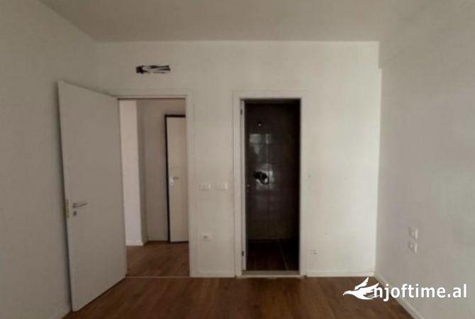 Ambiente Commerciale in Affitto 1+1 a Tirana - 500 Euro